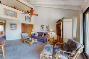 TV, DVD player - Top-level condo with lanai views, pools, hot tub, W/D - close to beaches (Kihei)