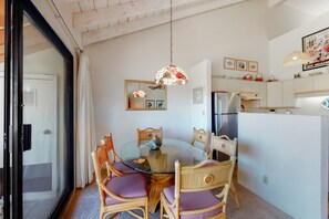 Dining - Top-level condo with lanai views, pools, hot tub, W/D - close to beaches (Kihei)