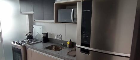 Jääkaappi, mikroaaltouuni, uuni, liesi