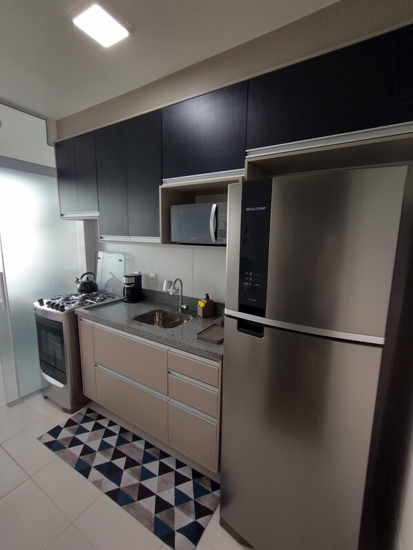 Kjøleskap, mikrobølgeovn, ovn og kokeplater