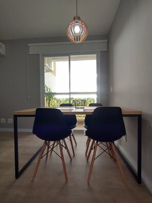 Dining - New and fully equipped apartment, with Wi-Fi and air conditioning. (Pindamonhangaba)