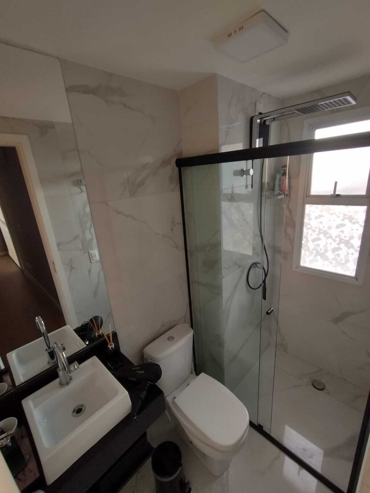 Een douche, een haardroger, handdoeken, zeep
