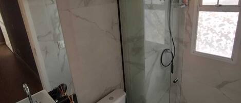 Doccia, asciugacapelli, asciugamani, sapone