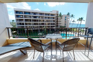 Outdoor dining - Sugar Beach Resort Condo w/ A/C, Shared Grill-Close to Beaches (Kihei)