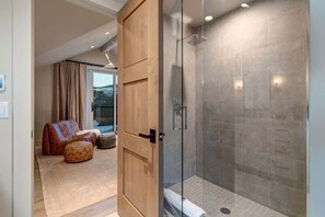 Ensemble douche/baignoire, sèche-cheveux, shampoing