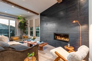 Fernseher, Kamin, Bücher