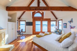 3 bedrooms, iron/ironing board, WiFi, bed sheets - Bayside Breeze |3BR Waterfront Patio & Sunset Views (San Diego)