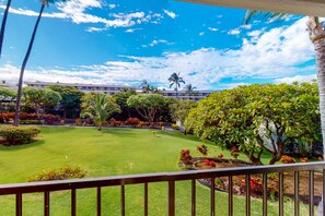 Property grounds - Kihei Akahi Condo w/ Shared Grill, Shared Pool-Beaches and Beyond (Kihei)