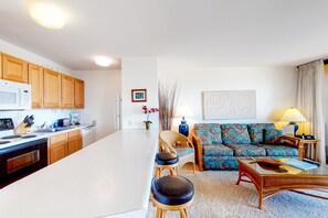 Interior - Ocean-view Sugar Beach Resort condo overlooking pool, hot tub & beach access (Kihei)