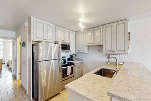 Refrigerador, microondas, horno, placa de cocina