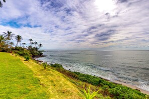 On the beach - Wailua Bay View Condo w/ Private Washer/Dryer, Free WiFi, Shared Pool (Kapaa)