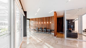 A modern conference room with a long table, chairs, and a wooden accent wall. - Exclusive - GAV Hotéis e Resorts (Salinópolis)