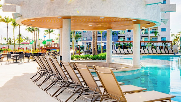 A hotel pool area with lounge chairs and a covered seating area. - Exclusive - GAV Hotéis e Resorts (Salinópolis)