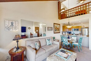 TV - Ocean-view top-floor condo with pool, hot tub, AC - easy walk to beaches (Kihei)