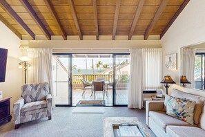 TV - Ocean-view top-floor condo with pool, hot tub, AC - easy walk to beaches (Kihei)