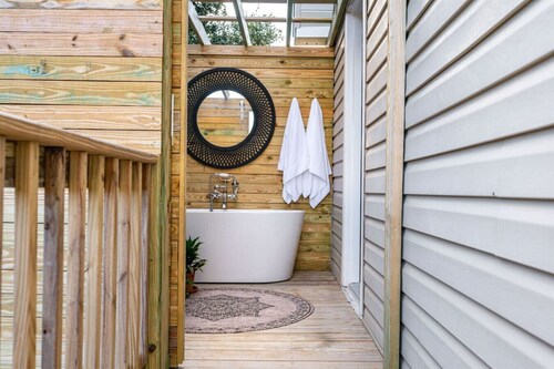 The BoHo Bungalow - Updated Space Close To Beach!