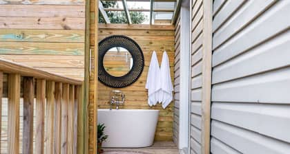 The BoHo Bungalow - Updated Space Close To Beach!