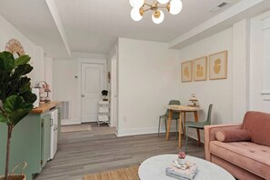 Smart TV, Netflix, streaming services - The Rosé Hideaway - Hot Tub - Close To The Bay (Kill Devil Hills)
