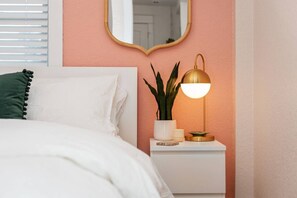 Een bureau, een strijkplank/strijkijzer, gratis wifi, beddengoed
