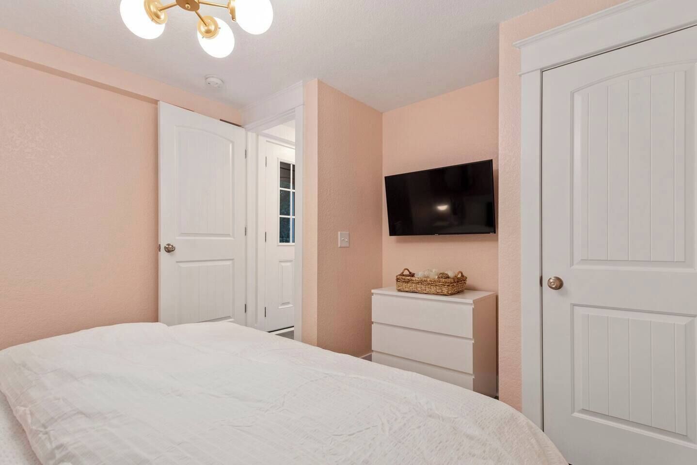 Desk, iron/ironing board, free WiFi, bed sheets