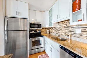 冷蔵庫、電子レンジ、オーブン、コンロ