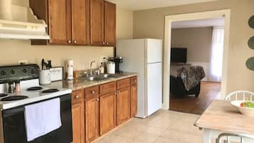 Jääkaappi, mikroaaltouuni, uuni, liesi