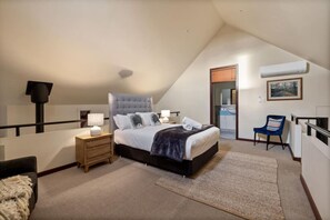 3 bedrooms, desk, iron/ironing board, WiFi