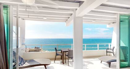 Modern & bright condo with ocean views & pool - walk to the beach