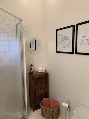 Dusch, handdukar och toalettpapper