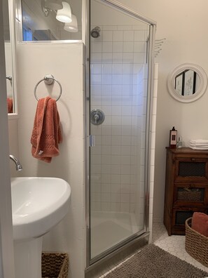 Een douche, handdoeken, toiletpapier