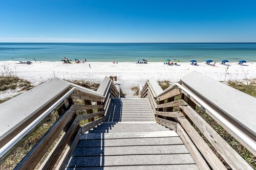 Ocean View ☀️5 min walk to Beach | Salt Water Comm Pool | Beach Equip ☀️ Here Comes the Sun