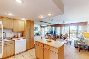 Fridge, microwave, oven, stovetop - Kihei Akahi Condo w/ Free WiFi, Shared Grill-Surf, Bike, Golf, More (Kihei)