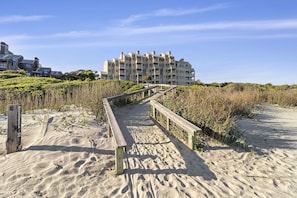 On the beach - OCEANFRONT! 2BR East Beach Kiawah, Updated, Great Location! (Johns Island)