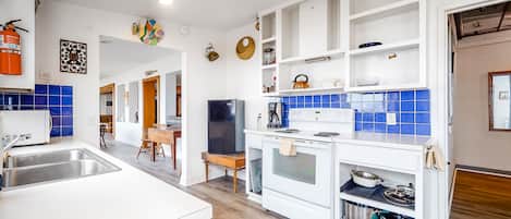 Réfrigérateur, four à micro-ondes, un four, surface de cuisson