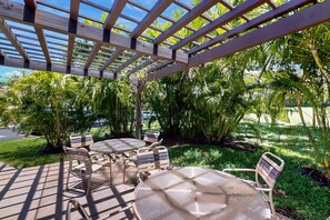 Outdoor dining - Top-floor ocean-view condo with lagoon pool, hot tub & AC - sand & waves await (Kihei)