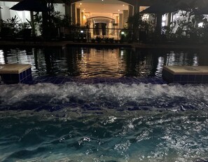 Piscina all'aperto, una piscina riscaldata