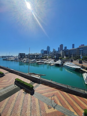 Quarto luxo, 1 cama King, para não fumantes, vista para a marina (King) | Vista do quarto