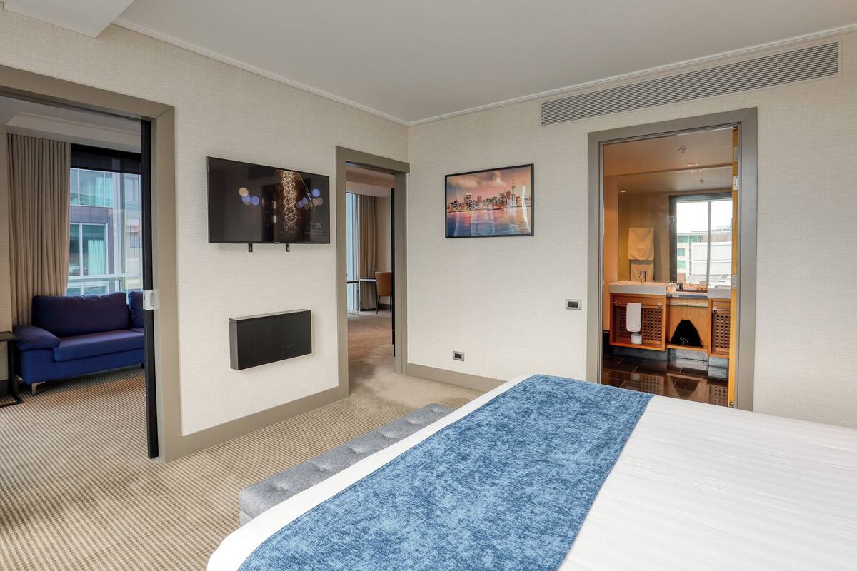 Deluxe-Studiosuite, 1 King-Bett, eingeschränkter Meerblick, Turm | 1 Schlafzimmer, Bettwäsche aus ägyptischer Baumwolle