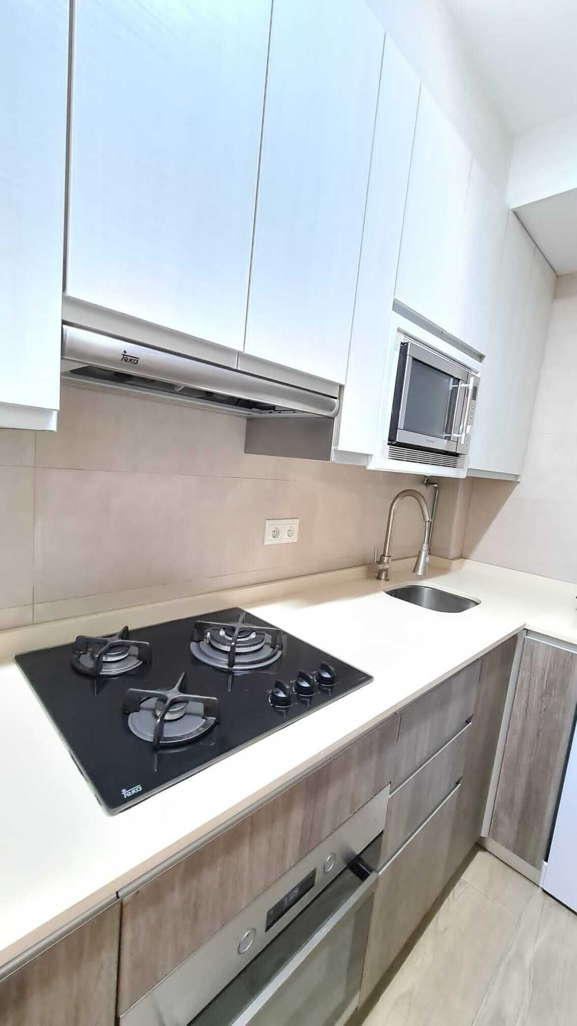 Køleskab, mikrobølgeovn, ovn, kogeplade