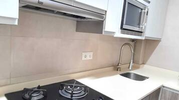 Køleskab, mikrobølgeovn, ovn, kogeplade