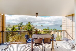 Outdoor dining - Resort condo steps from the beach with pool, gym & lanai (Kihei)