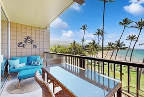 Outdoor dining - Beautifully Renovated Condo Steps from the Ocean – Prime Kihei Location (Kihei)