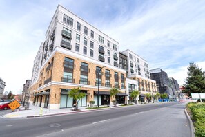 Exterior - Deluxe Redwood City 1BR w/ W/D, Gym, BBQ, walk to Caltrain, by Blueground (Redwood City)