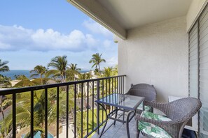 Outdoor dining - Kihei Akahi Condo w/ Shared Grill, Private W/D-Swim, Surf, and More (Kihei)