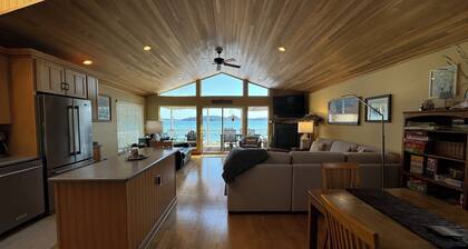 Waterfront home, steps to the beach in protected bay! Birding, kayaking, swim.