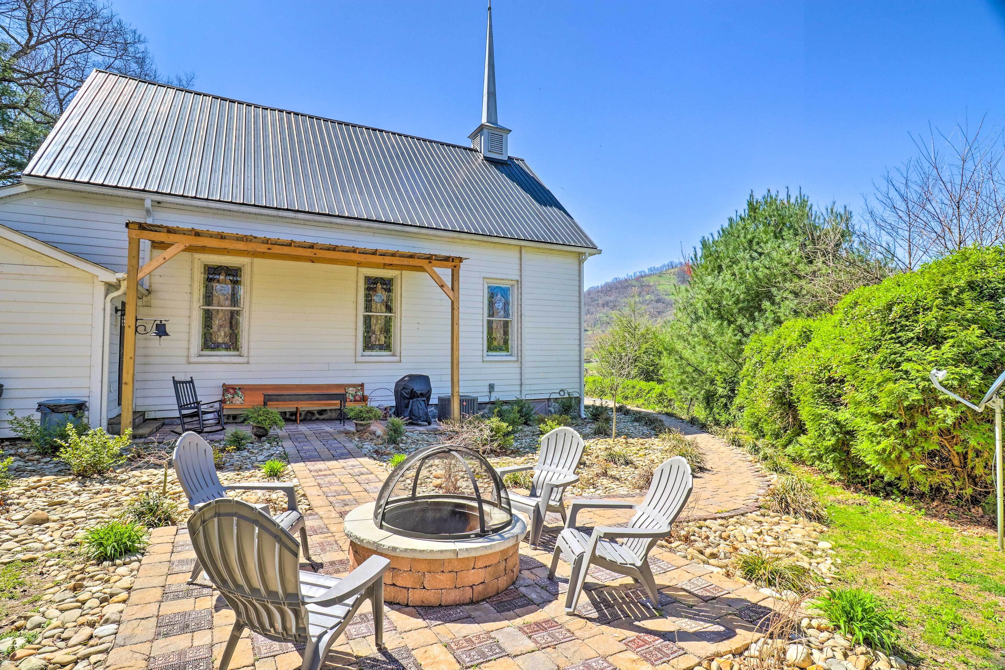 ‘Iron Duff Chapel’ - Unique Escape w/ Mtn Views!