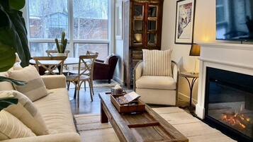 智能電視、壁爐、書籍、音響