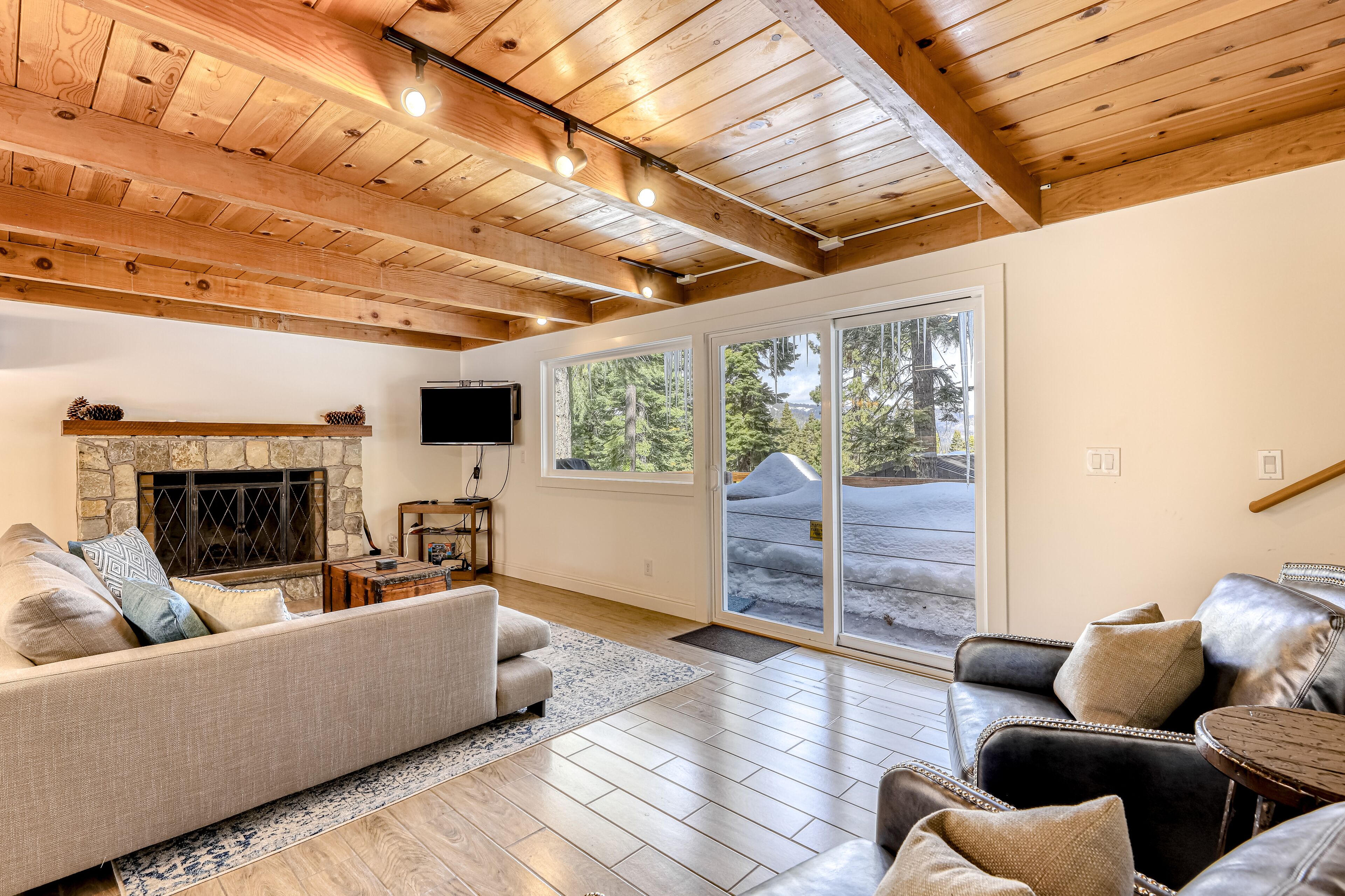 Televisión y chimenea 