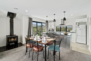 Jääkaappi, mikroaaltouuni, astianpesukone, kahvin-/teenkeitin