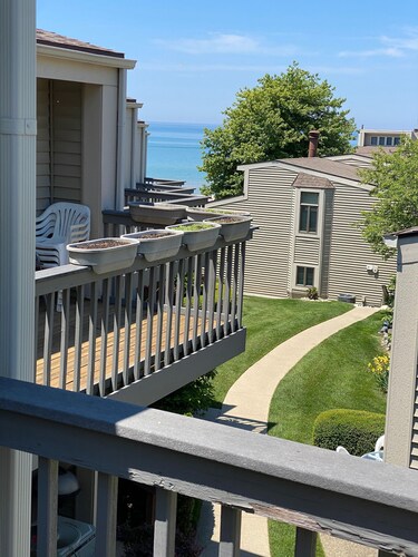 South Haven Condo w/ LAKE MICHIGAN + LIGHTHOUSE VIEWS w/ POOL + PRIVATE BEACH 